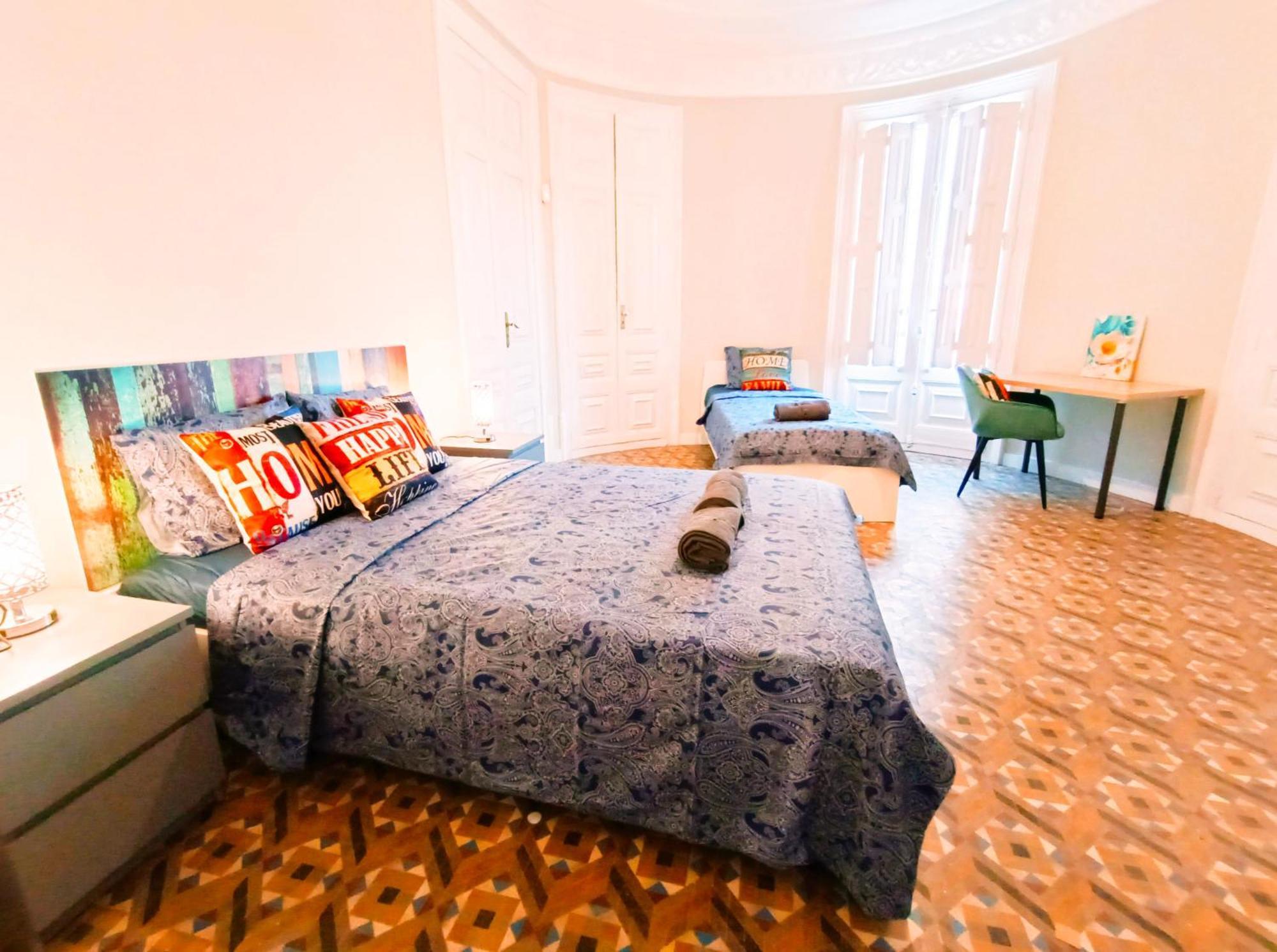 Private Rooms By Plaza Catalunya Barcelona Bagian luar foto